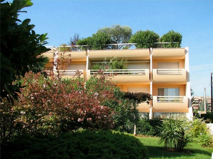 ANTIBES LOCATION SAISONNIERE  2 PIECES POUR 4 PERSONNES