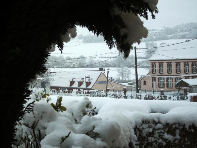 sous son blanc manteau