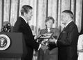franck Sinatra et Ronald Reagan.