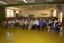 L assemblée écoutant Monsieur le Maire