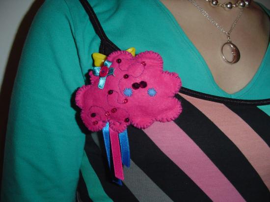 Broche nuage-chou portée par Kitty-Baba Broche nuage-chou portée par Kitty-Baba
