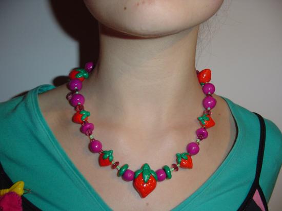 collier fraises port&eacute; par Kitty-Baba