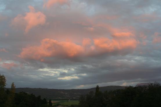 Lev� de soleil entre les nuages, plaine de Marsanne