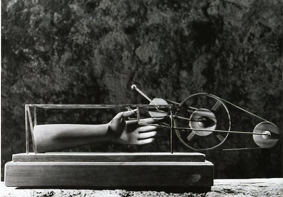 Main Prise (Giacometti 1932)