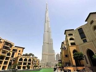 A Dubaï, la plus haute tour du monde a atteint son sommet