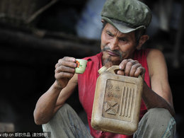 Il boit de l'essence depuis 42 ans