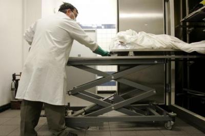 Un mort se réveille a la morgue