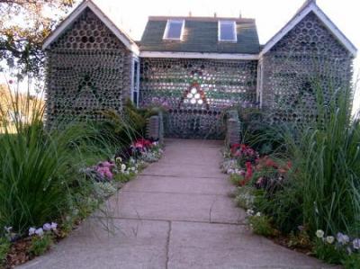 Une maison de bouteilles à Cap-Egmont (Canada)