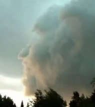 Un visage humain apparaît dans les nuages ( Denis Laforge )