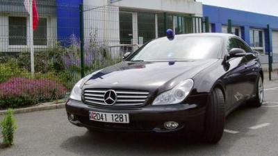 Des gendarmes roule en coupé Mercedes confisqué à un chauffard