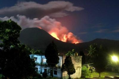 Un volcan indonésien entre en éruption