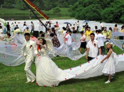 La plus longue robe de mariée du monde.