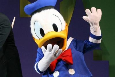Une femme tripotée par Donald Duck poursuit Disney