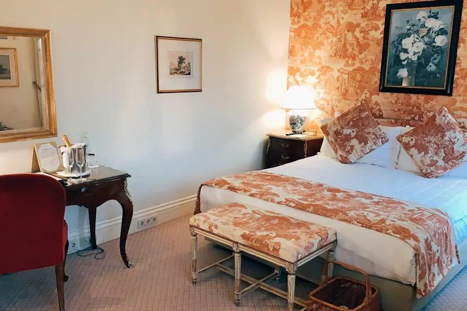 Chambre habillée de toile de Jouy orangée