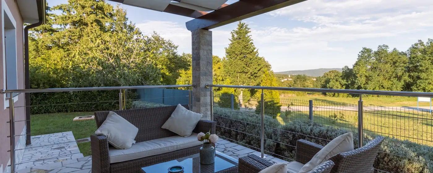 Terrasse couverte avec vue sur la campagne