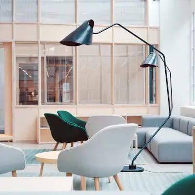 Salon design aux fauteuils blancs