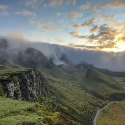Falaises verdoyantes dans la brume