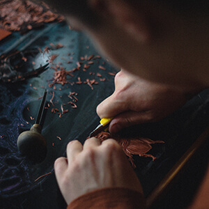 Artisan travaillant le cuir